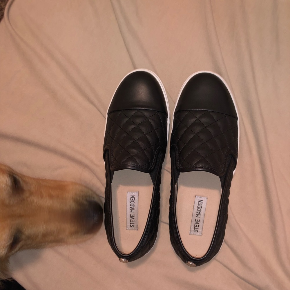 Steve Madden Black Slip On’s size 8.5